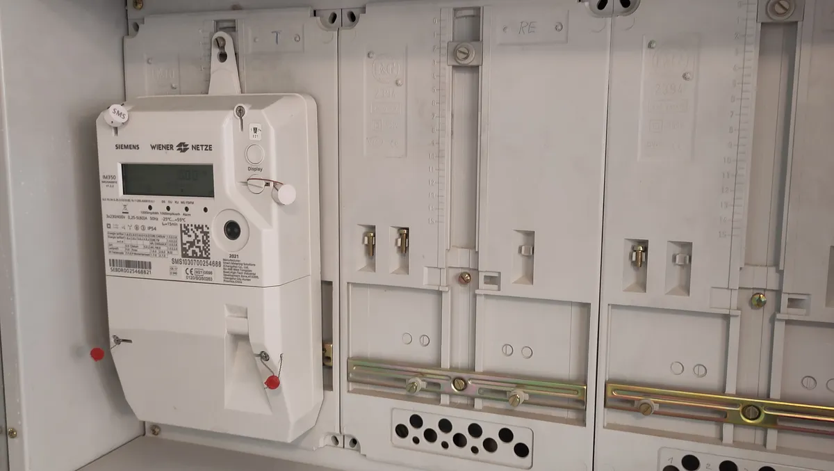 Smart Meter von Wiener Netze in einem Zählerkasten – ein digitaler Stromzähler mit Display und Anzeige des Zählerstands.